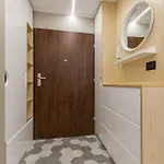 アパート One Bedroom Cybernetyki Street ワルシャワ