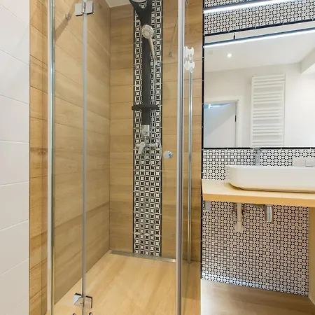 דירה One Bedroom Cybernetyki Street ורשה