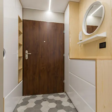 דירה One Bedroom Cybernetyki Street ורשה